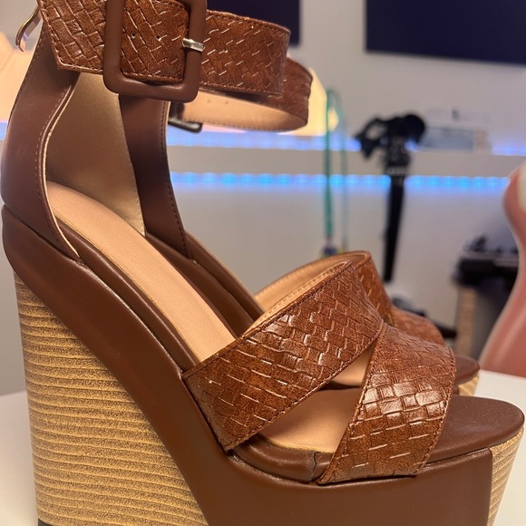 Elegant Brown Textured Women's Heels - Picture 1 of 4